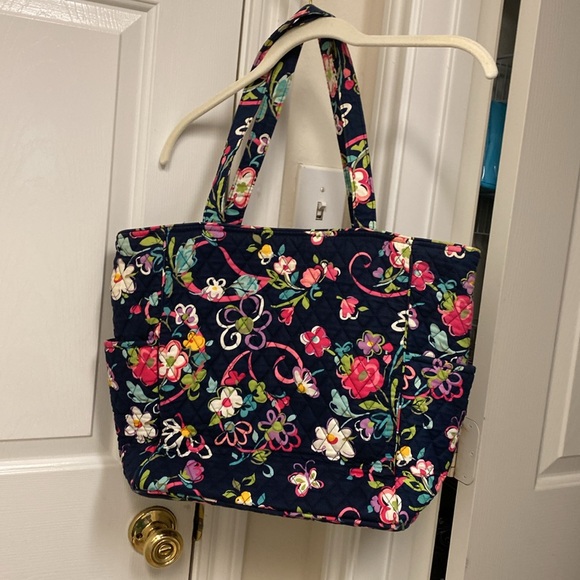 Vera Bradley tow bag with turnbuckle on front with pocket - Picture 4 of 4